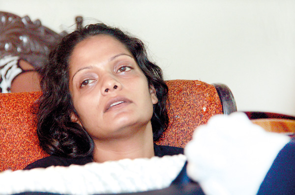 Her only child, the 17-year-old student <b>Akila Dinesh</b> Jayawardana, ... - weliweriya