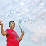 Galle Face: Multicoloured bubbles
