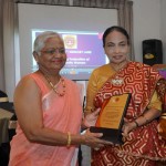Anandi Balasingham receiving the award from SLFUW President Dr Udula Krishnaratne