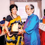 Neeliya Fernando receiving the award from Jayanthi Liyanage