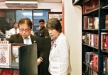Japan’s Foreign Minister visits Vijitha Yapa Bookshop