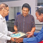 Obinamuni Gamini de Silva receiving a Lifetime achievement Award from Jeevan