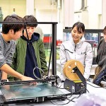 Students at a practical training with 3D printers.