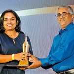 Subramaniam Chettiar Award for Reporting on Social Issues: Kamanthi Wickramasinghe of the Daily Mirror receiving her award fromK. W. Janaranjana, Anidda Editor