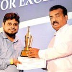 Best Environmental Reporter of the Year: Kasun Warakapitiya of the Sunday Times receiving his award from Sri Gajan, Virakesari Editor