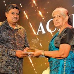 Chandrika Wijesundare receiving her Lifetime Achievement Award for Long and Distinguished Service from Senthil Velaver, Editor-in-Chief, Thinakaran