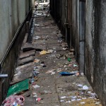 Kompanna Veediya: Dirt-strewn alleway. Pix by Eshan Fernando