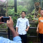 Dehiwela zoo: Who's more photgenic. Pix by Akila Jayawardena